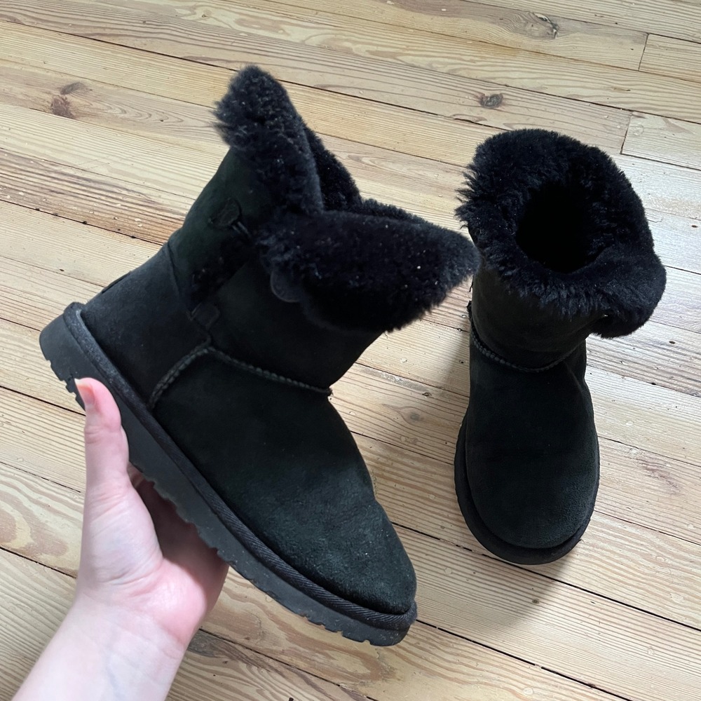 UGG Bailey Button Boots Youth 6 Black Suede Shearling Mid Calf Winter Comfort